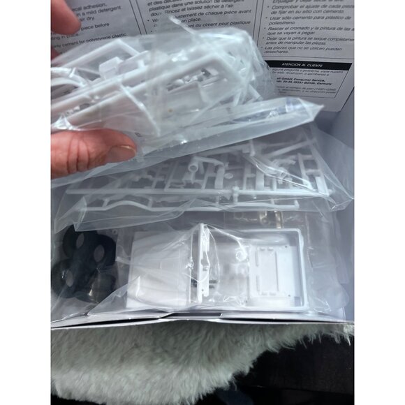 Revell Jeep Wrangler Rubicon Model Kit 1:25 Scale New Plastic Kit Ages 12+ - Picture 5 of 7